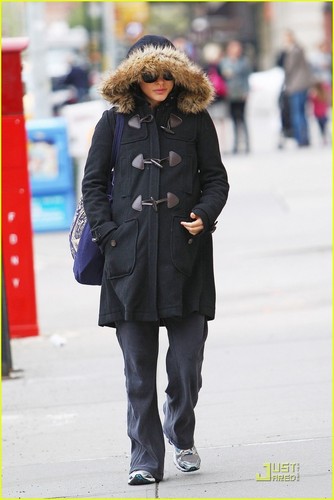  Natalie Portman Hides in Her Hoodie