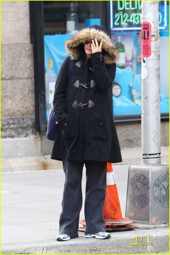  Natalie Portman Hides in Her Hoodie