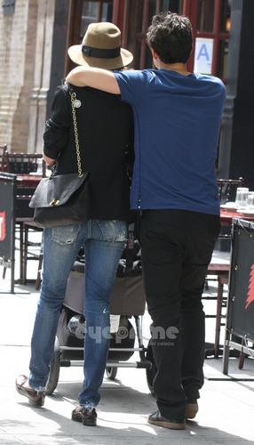  Orlando Bloom and Miranda Kerr Shopping in New York, May 1