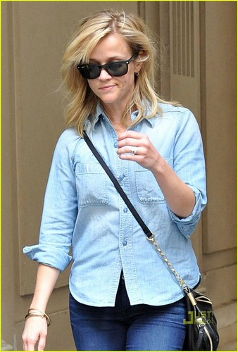  Reese Witherspoon: Shopping in Paris!