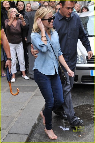  Reese Witherspoon: Shopping in Paris!