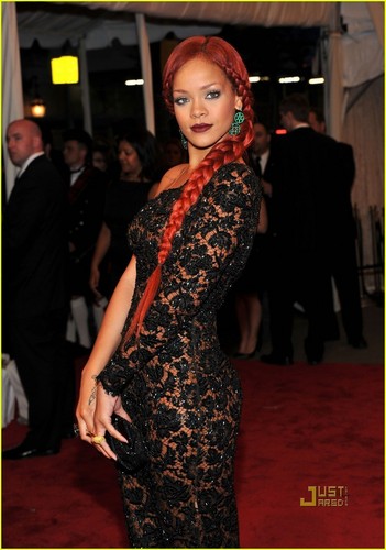  Rihanna - MET Ball 2011