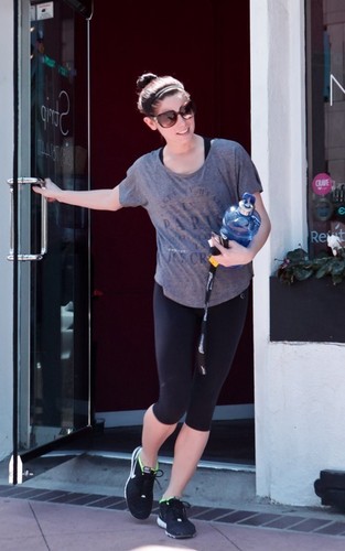  Ashley Greene’s Busy día in Studio City