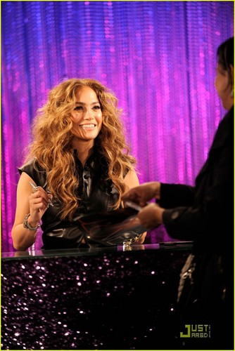 Jennifer Lopez: LOVE? CD Signing