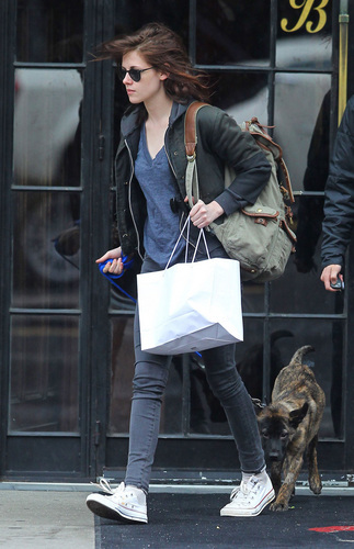  Kristen Stewart Takes Robert Pattinson's Dog oso, oso de Out in NYC