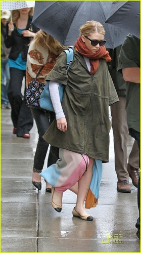  Mary-Kate & Ashley Olsen: Rain, Rain, Go Away!