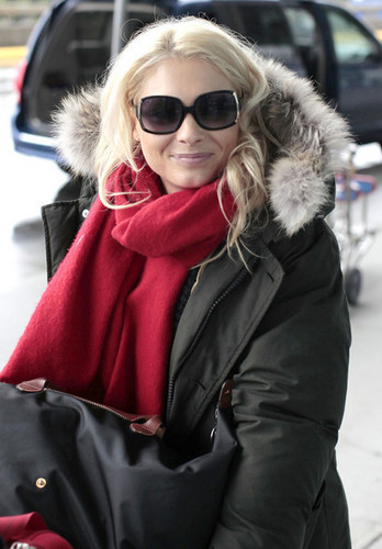 MyAnna Buring Catching A Flight At Vancouver Airport 