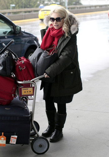MyAnna Buring Catching A Flight At Vancouver Airport 