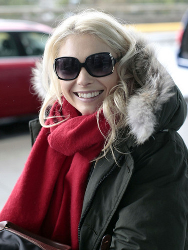  MyAnna Buring Catching A Flight At Vancouver Airport