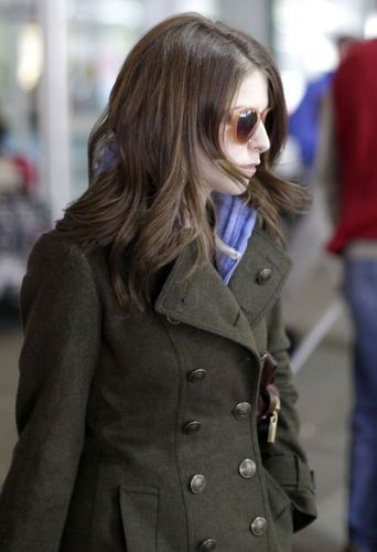  New 写真 of Anna Kendrick at Vancouver's airport