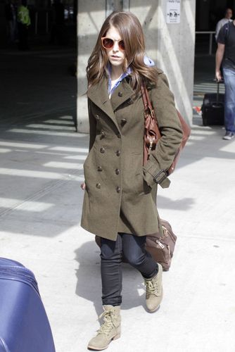  New 사진 of Anna Kendrick at Vancouver's airport