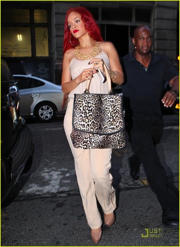  Rihanna: Working on detik Fragrance!