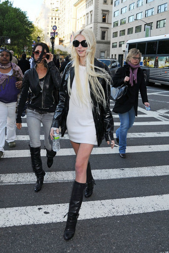  Taylor Momsen, 17, of The Pretty Reckless crossing the 거리 in NYC