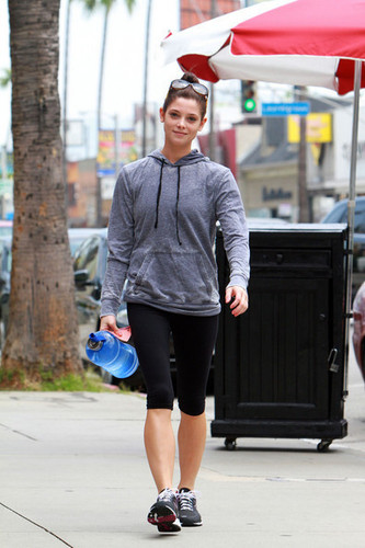  Ashley Greene arrives at the gym for an early work out on a cloudy morning