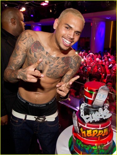  Chris Brown: Shirtless Birthday Celebration!