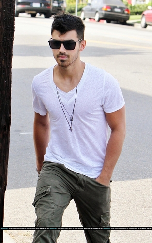  Joe Jonas: Saturday Store Stop!