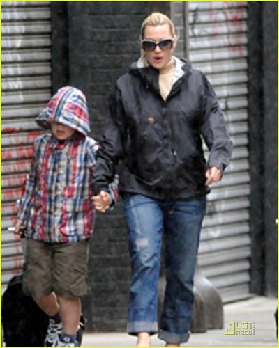 Kate Winslet: Rainy Day Walk
