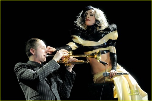  Lady Gaga: Robin capucha, campana Gala Performer!