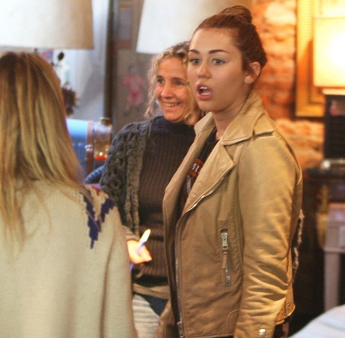  Miley - Shopping in San Telmo in Buenos Aires, Argentina (9th May 2011)