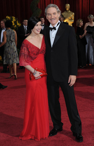  Phoebe Cates & Kevin Kline @ the 2009 Academy Awards