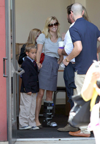  Reese Witherspoon And Family Leaving Church On Mother's दिन