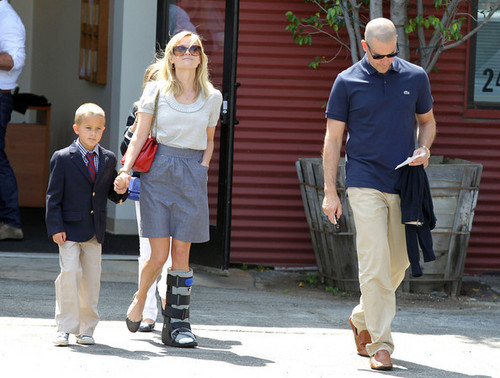  Reese Witherspoon And Family Leaving Church On Mother's hari