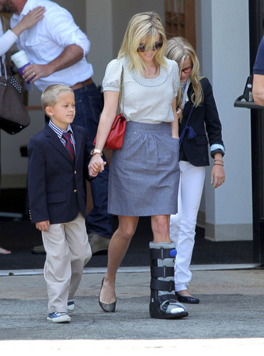  Reese Witherspoon And Family Leaving Church On Mother's دن