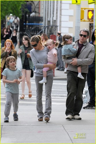 Sarah Jessica Parker: NYC Day Out with the Family!
