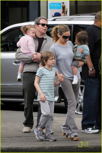  Sarah Jessica Parker: NYC Tag Out with the Family!
