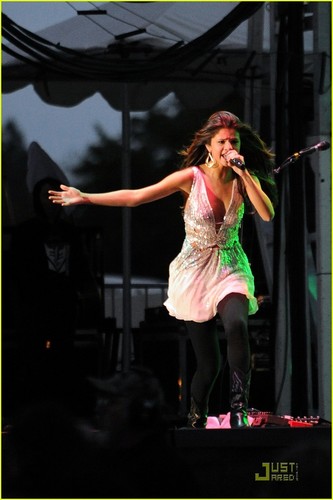  Selena Gomez: Dixon Tour Stop!