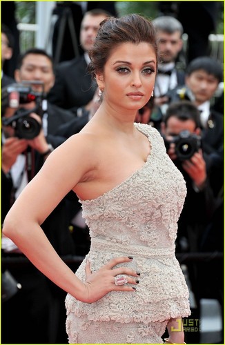  Aishwarya Rai: Cannes Film Festival Opening Ceremony!