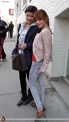  Bella and Zendaya Go for a walk on John 通り, ストリート in Toronto,April 9,2011
