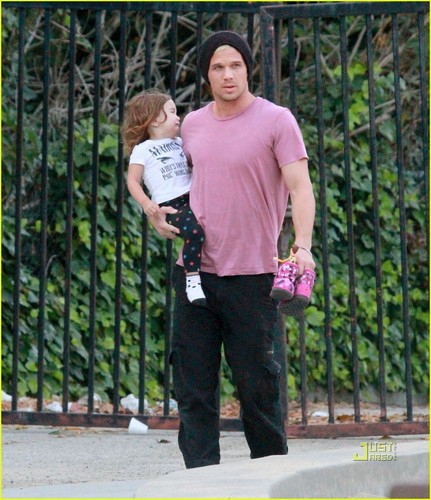  Cam Gigandet: Playground ngày with Everleigh!