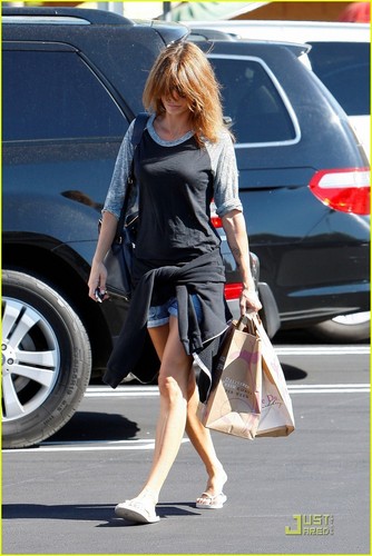  Elisabetta Canalis: Gelson's Grocery Gal