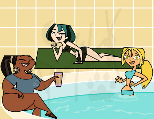  Girls door the pool
