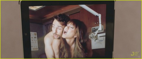 Jennifer Aniston: কলা Sex in 'Horrible Bosses' Trailer!