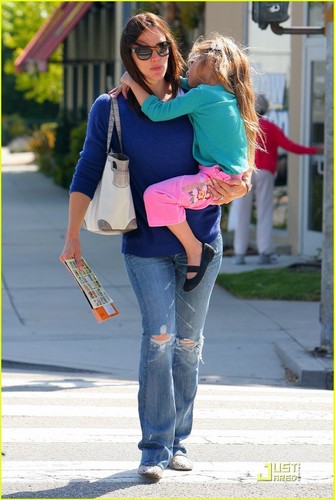  Jennifer Garner: Santa Monica Snack with Violet!