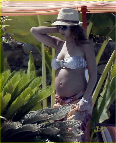  Jessica Alba: Bikini Baby Bump!