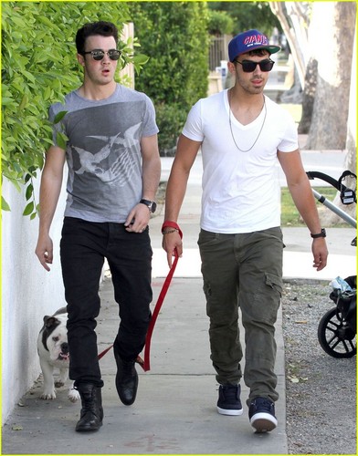  Joe & Kevin Jonas Walk Winston (05.09.2011)