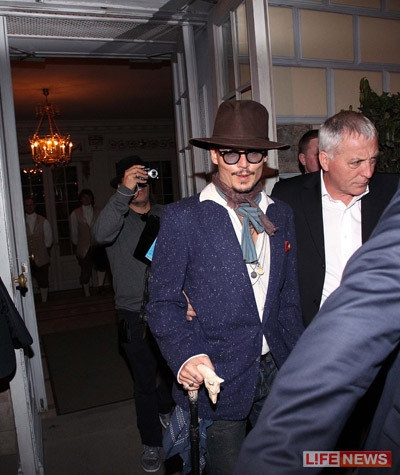  Johnny Depp in a restaurant - Moscow, Russia (May 2011)