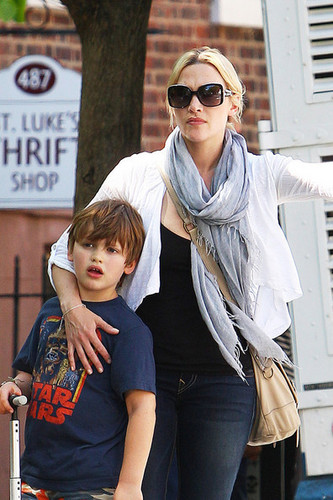  Kate Winslet picks up her son
