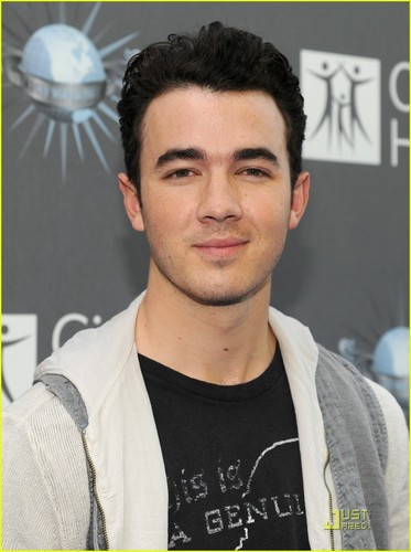  Kevin Jonas Gets A Big Time Rush (05.07.2011)