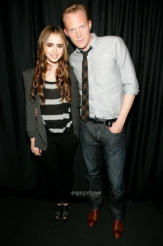  Lily Collins visits the 林檎, アップル Store Soho.