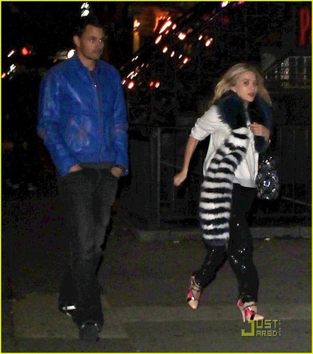  Mary-Kate Olsen: Darby with Mystery Man!