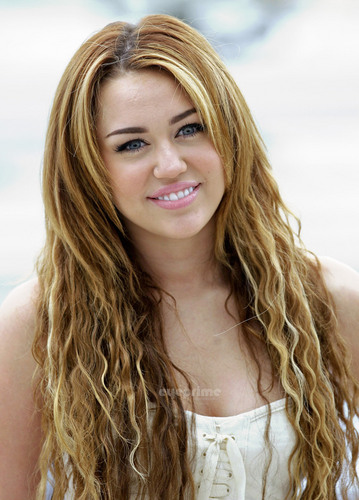  Miley Cyrus attends a Photocall before her コンサート in Rio, May 13