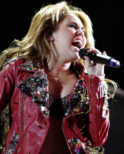  Miley - Gypsy corazón Tour (2011) - Asuncion, Paraguay - 10th May 2011
