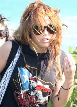  Miley - On a 바닷가, 비치 in Rio de Janeiro, Brazil (12th May 2011)