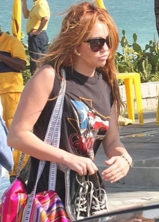  Miley - On a spiaggia in Rio de Janeiro, Brazil (12th May 2011)