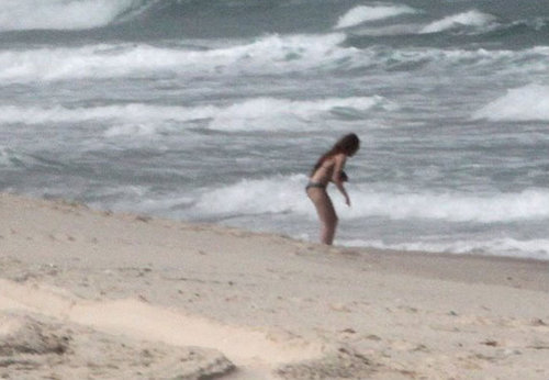  Miley - On a plage in Rio de Janeiro, Brazil (12th May 2011)