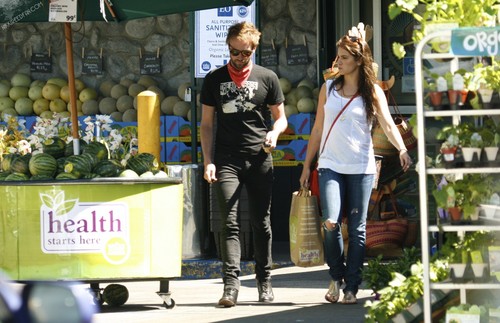  Nikki Shopping at Whole Foods with Paul McDonald! [12/05/11]